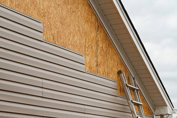 Professional Siding technician working in Jacksonville, IL